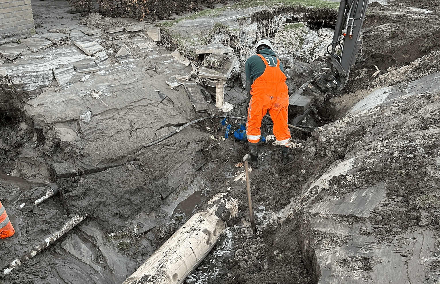 Wit pvc waterleiding met lek